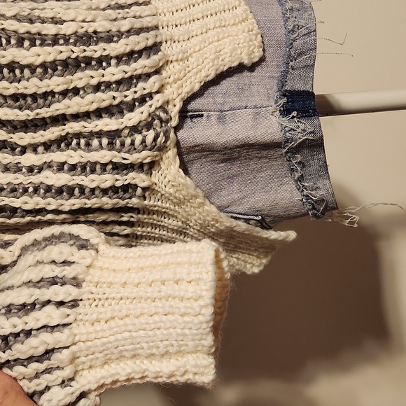 Hooded Sweater - Picture 3 of 6